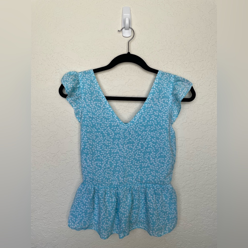 NWOT Draper James RSVP blue floral top. Size Small.